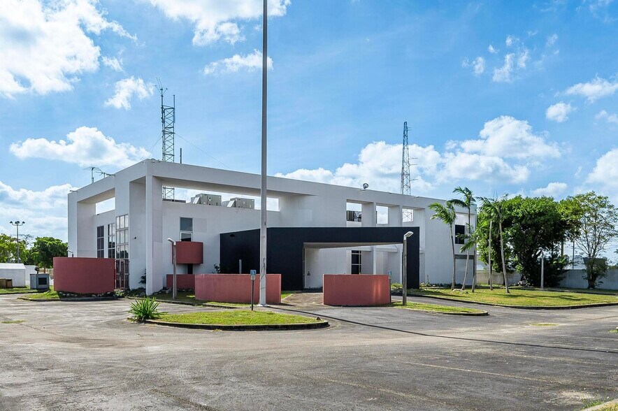 More Photos Of 194 NW 187th St, North Miami Showroom For Sale