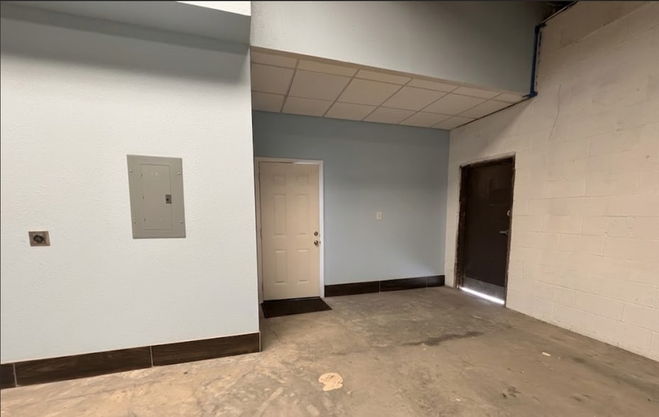 More Photos Of 4212 Garland Dr, Haltom City Warehouse For Lease