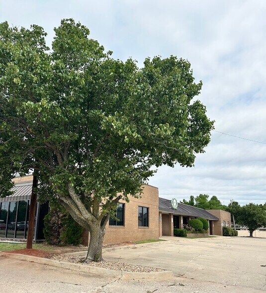 More Photos Of 11102 N Stratford Dr, Oklahoma City Office For Lease