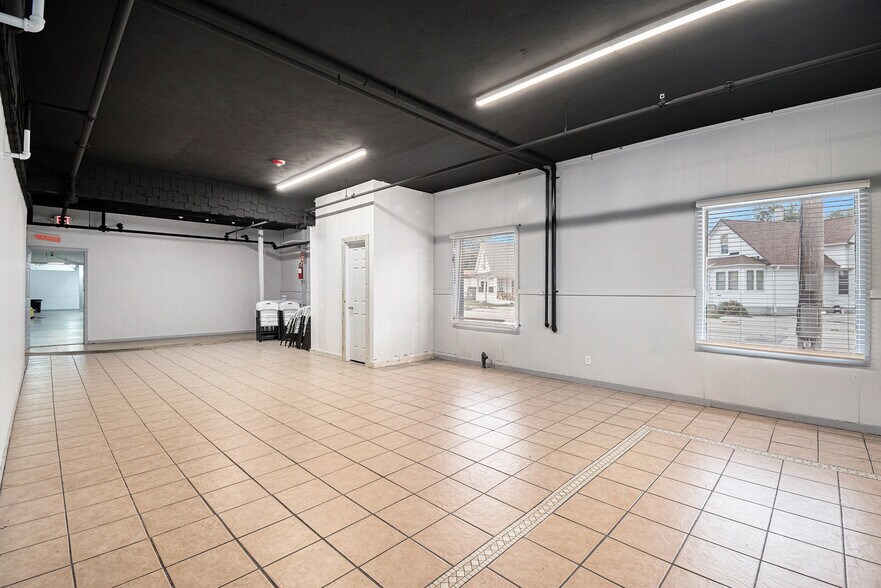 More Photos Of 6500 Railroad Ave, Omaha Restaurant For Lease