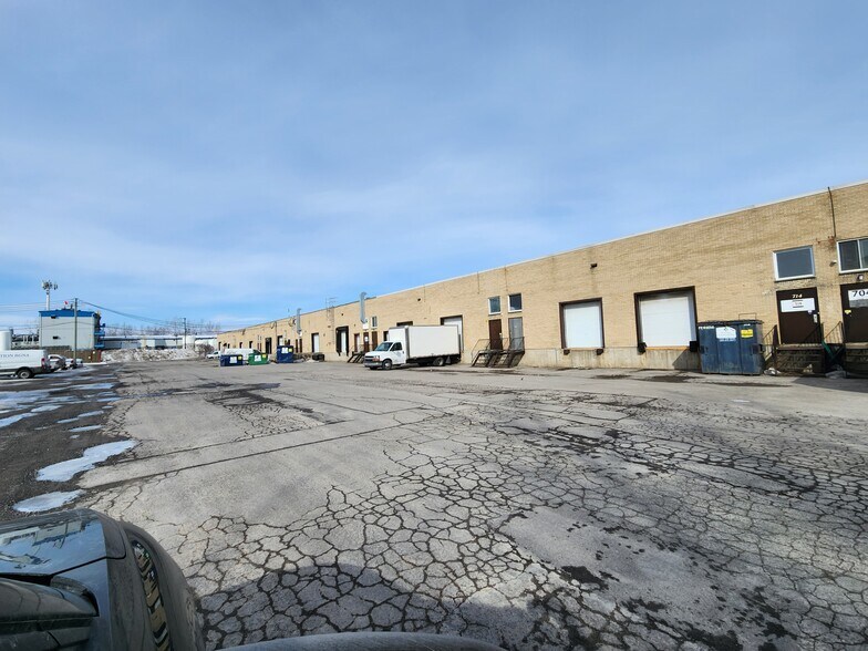 More Photos Of 644-824 Boul Du Curé-Boivin, Boisbriand Warehouse For Lease