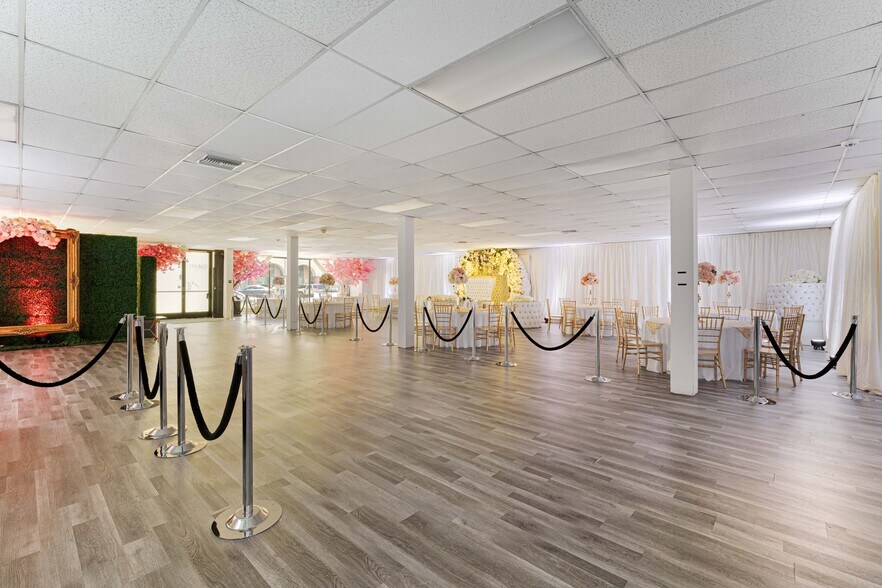 More Photos Of 6265 Van Nuys Blvd, Van Nuys Storefront For Sale