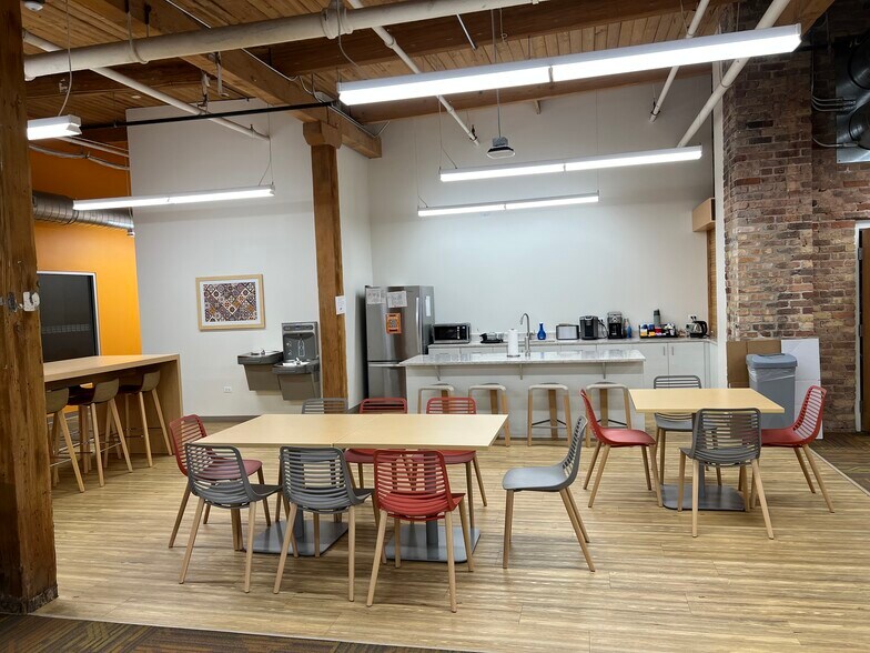 More Photos Of 1940 S Western Ave, Chicago Showroom For Lease