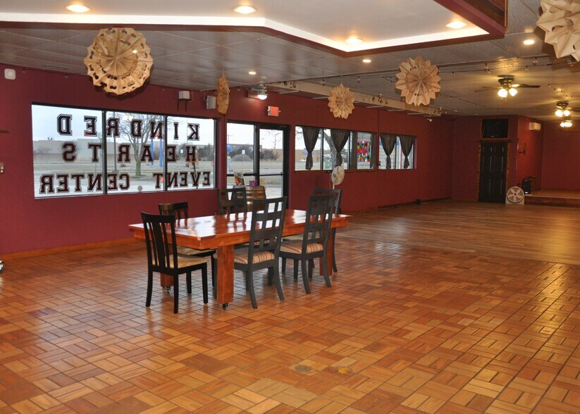 More Photos Of 1549 E Broadway St, Monticello General Retail For Sale