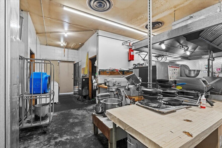 More Photos Of 535 S Columbia River Hwy, Saint Helens General Retail For Lease