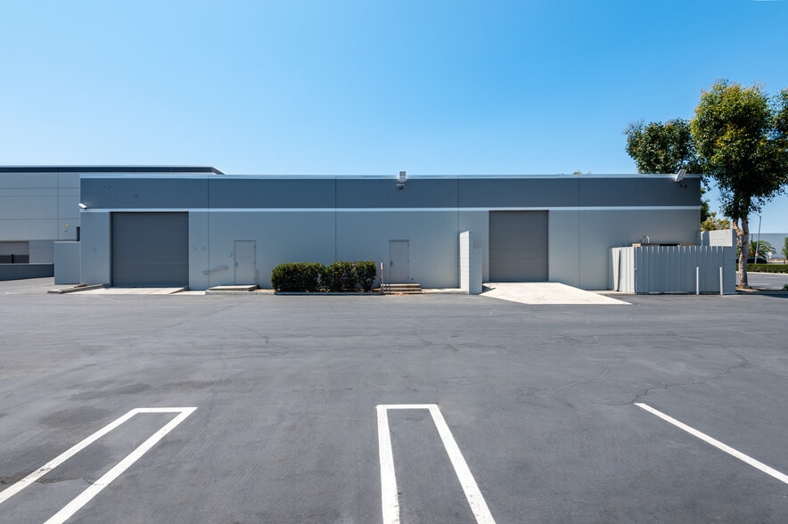 More Photos Of 960-970 Knox St, Torrance Warehouse For Lease