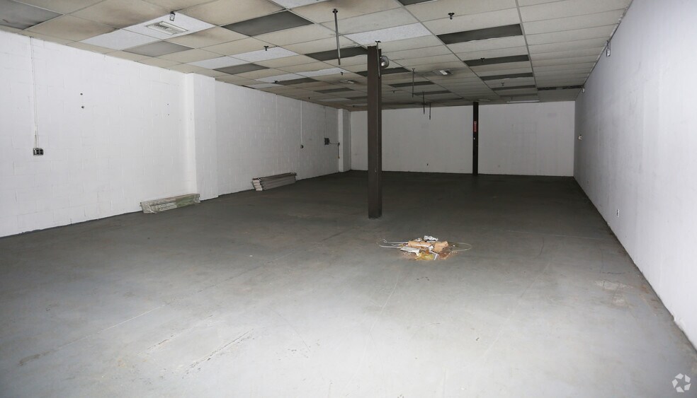 More Photos Of 60 E Jefryn Blvd, Deer Park Warehouse For Lease