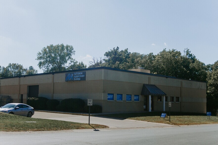 More Photos Of 7900-7928 Kerber Blvd, Chanhassen Flex For Lease