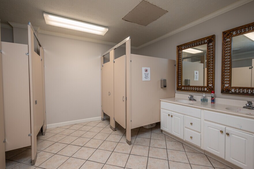 More Photos Of 1006 Lynn Ln, Starkville Flex For Lease