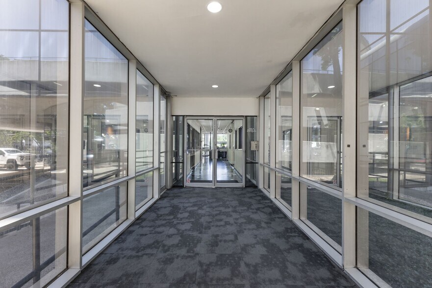 More Photos Of 6222 Richmond Ave, Houston Office For Sale