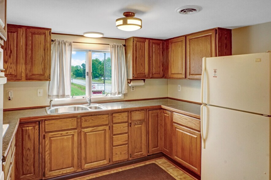 More Photos Of 6005 Marine City Hwy, Cottrellville Township Convenience Store For Sale