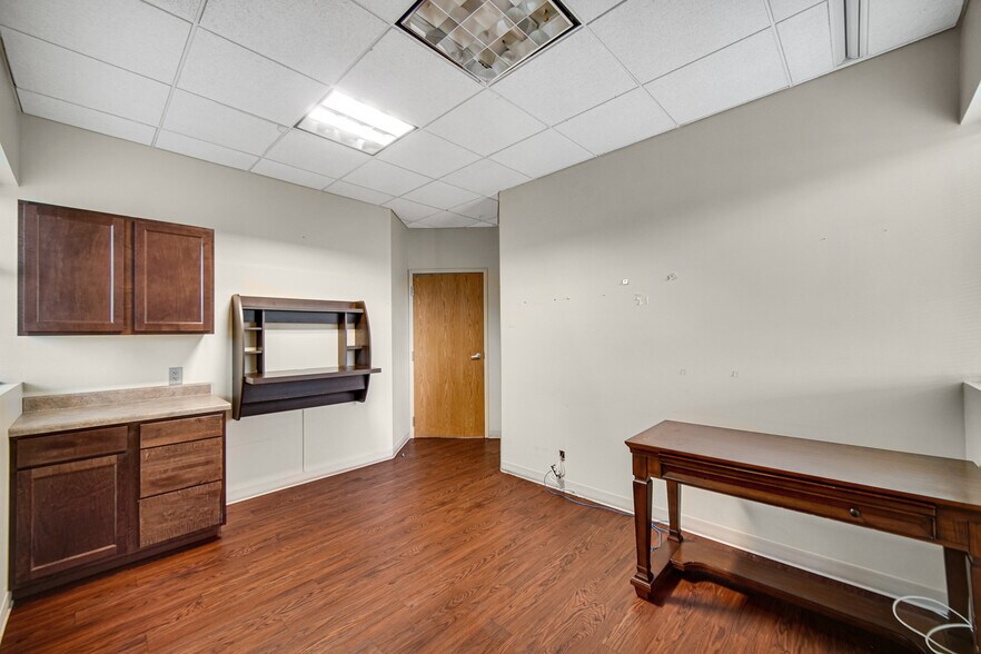 More Photos Of 9711 Valparaiso Dr, Munster Medical For Lease