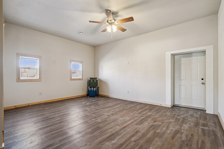 More Photos Of 106 1st Ave NW, Waukon Flex For Sale