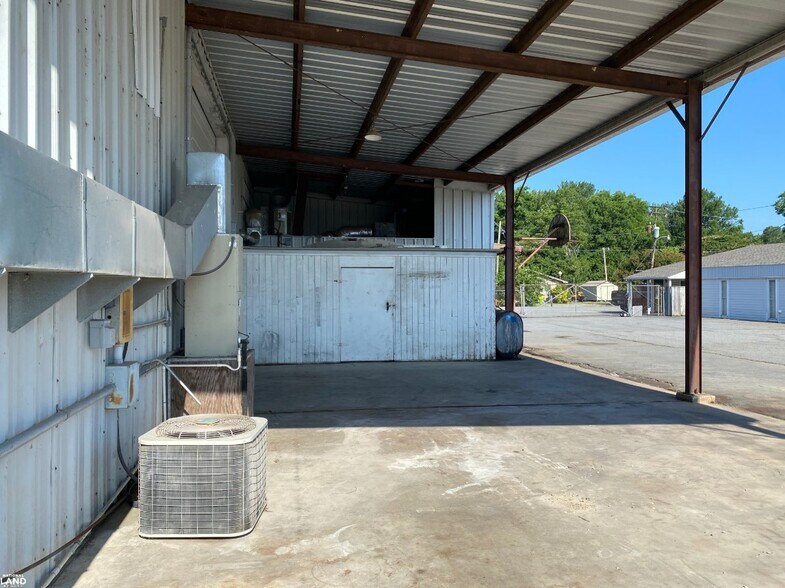 More Photos Of 1701 S Timber St, Stuttgart Office Residential For Sale