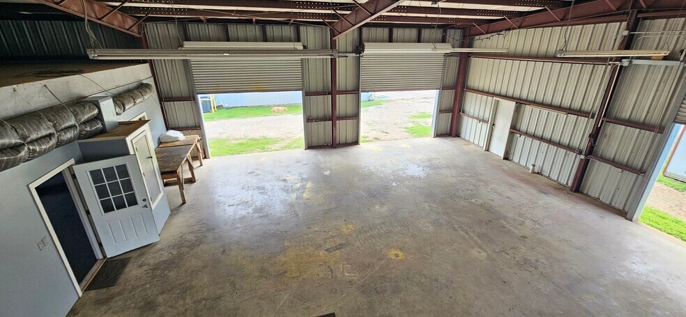 More Photos Of 130 Grand Ave, Bacliff Warehouse For Sale