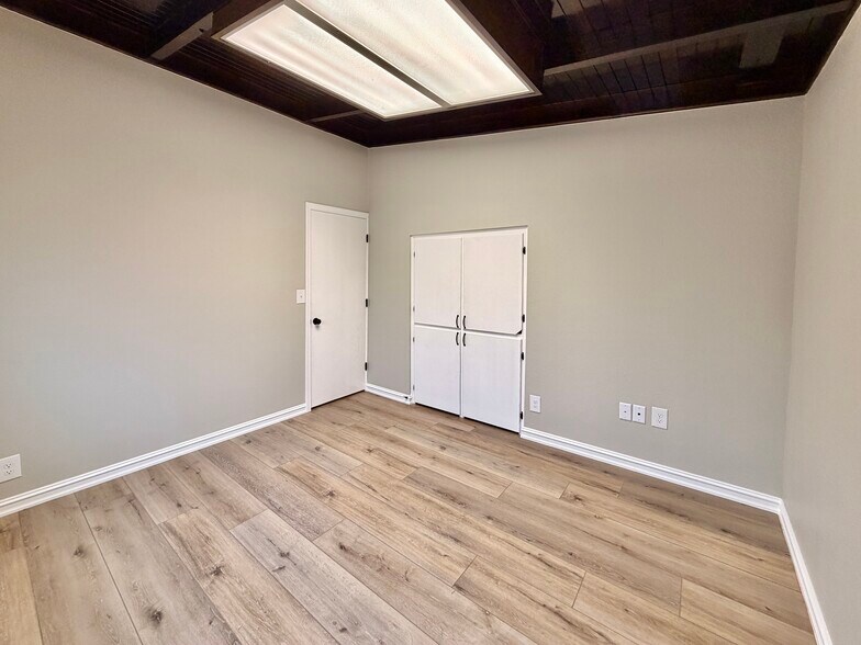 More Photos Of 1030 W Main St, Jenks Office For Sale