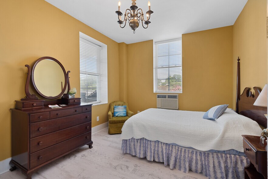 More Photos Of 108 Cumberland St E, Cowan Specialty For Sale