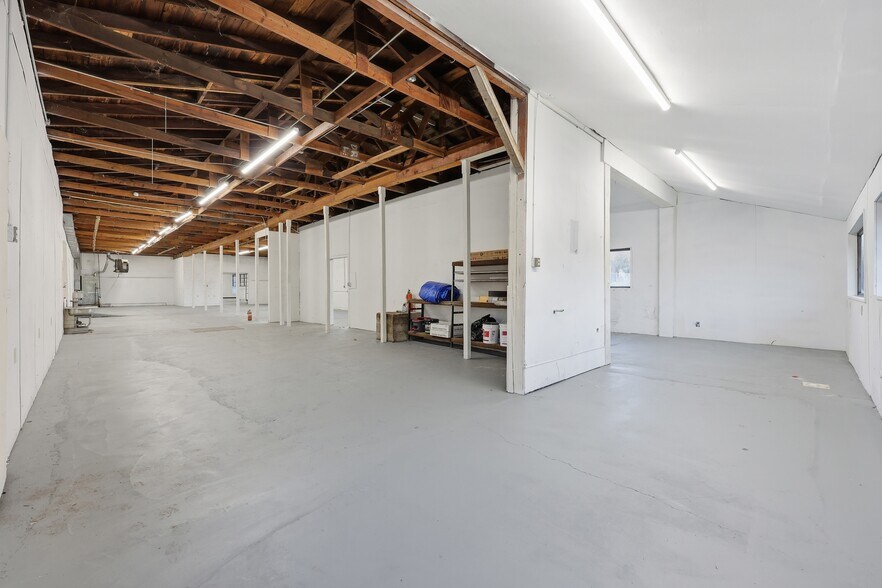 More Photos Of 941 SW Alder St, Dundee Warehouse For Lease