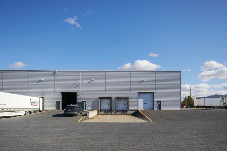 More Photos Of 2625-2655 Boul Jacques-Cartier E, Longueuil Flex For Lease