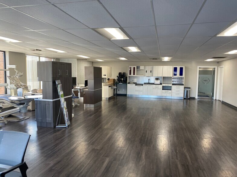 More Photos Of 32535-32553 Schoolcraft Rd, Livonia Warehouse For Lease