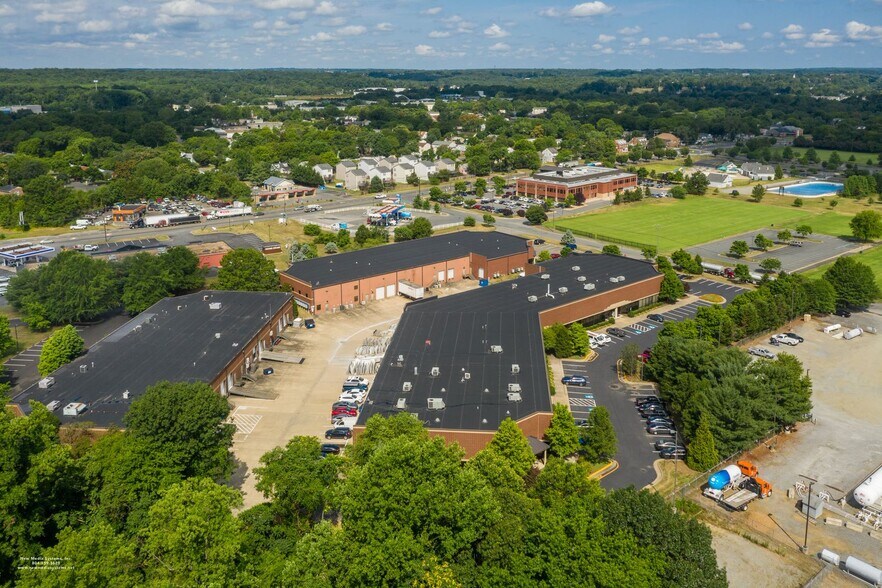 More Photos Of 11905 Bowman Dr, Fredericksburg Showroom For Lease