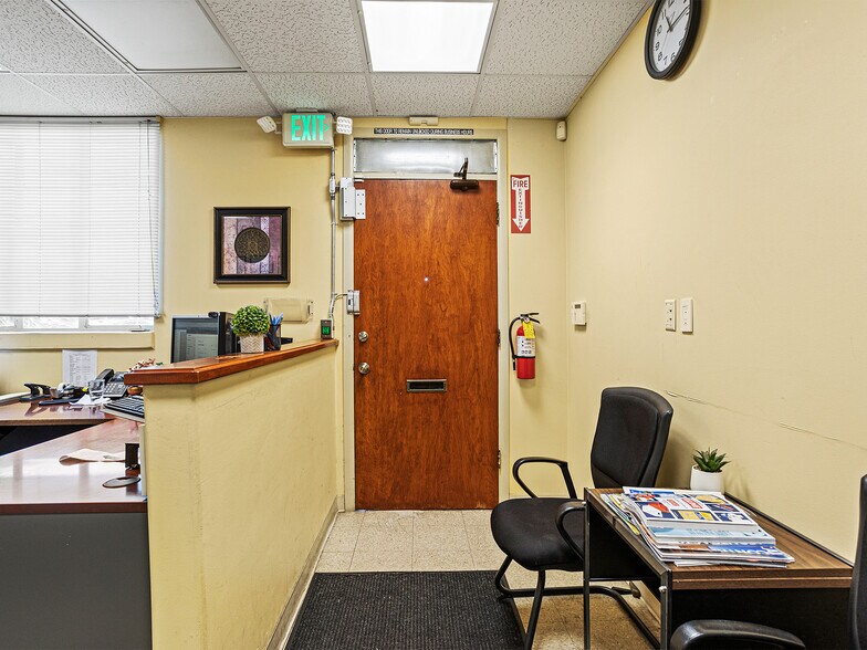 More Photos Of 1812 Victory Blvd, Glendale Flex For Sale
