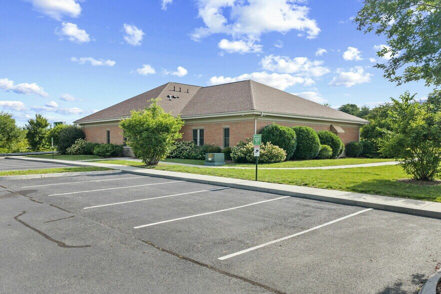 More Photos Of 326 Partnership Pky, Maryville Loft Creative Space For Sale