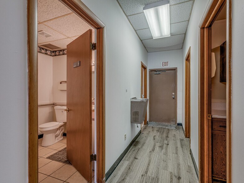 More Photos Of 111 N 4th St, Seminole Office For Sale