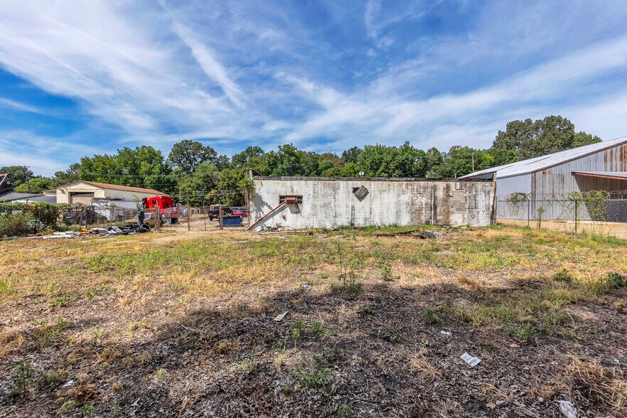 More Photos Of 2090 Elvis Presley Blvd, Memphis Freestanding For Sale