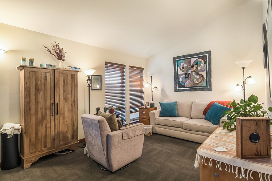 More Photos Of 336 NE Norton Ave, Bend Office For Sale