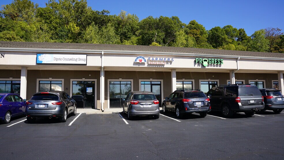 More Photos Of 7400-7440 NW River Park Dr, Parkville General Retail For Lease