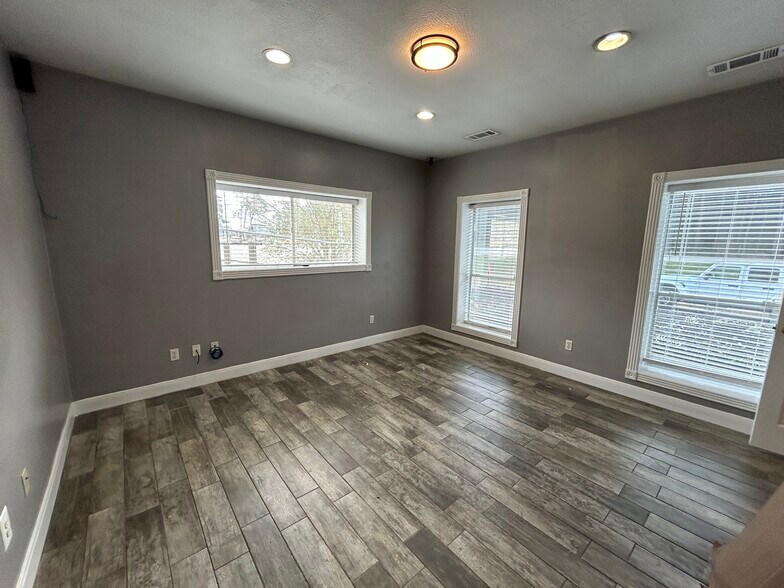 More Photos Of 10430 Fm 1097 Rd W, Willis Freestanding For Lease