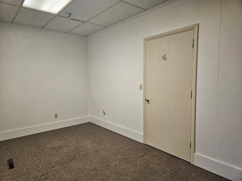 More Photos Of 1406-1414 E Pine St, Midland Warehouse For Lease