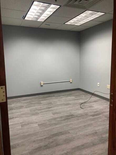 More Photos Of 2020 Front St, Cuyahoga Falls Office Residential For Lease
