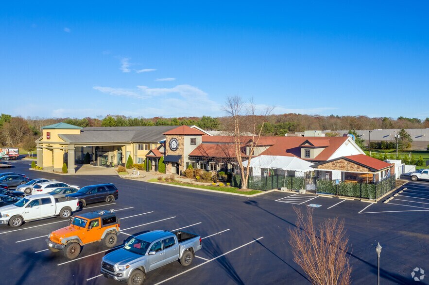 More Photos Of 940 Fall River Ave, Seekonk Hotel For Lease