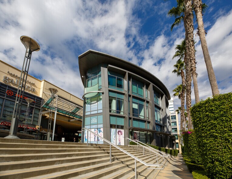 More Photos Of 15301 Ventura Blvd, Sherman Oaks Unknown For Lease