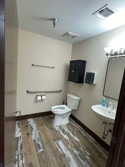 More Photos Of 6262 N 57th Ave, Glendale Manufacturing For Sale