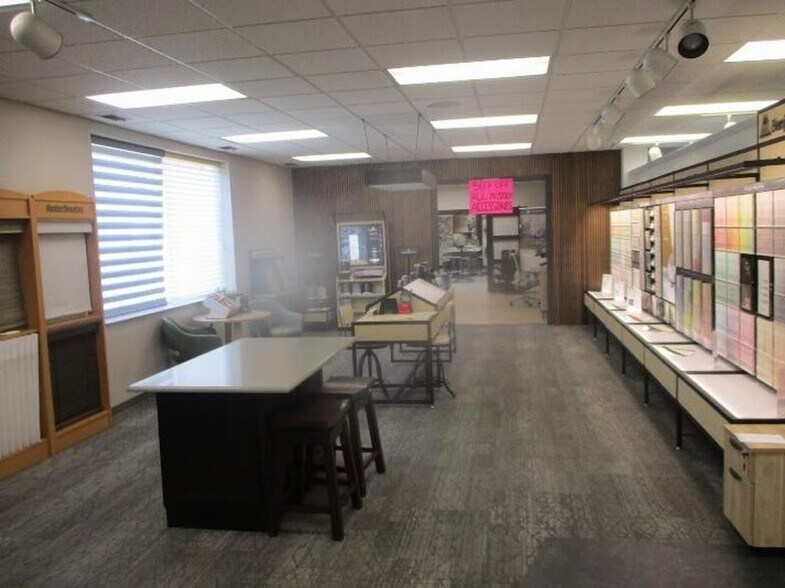 More Photos Of 100 19th St NW, Willmar Showroom For Sale