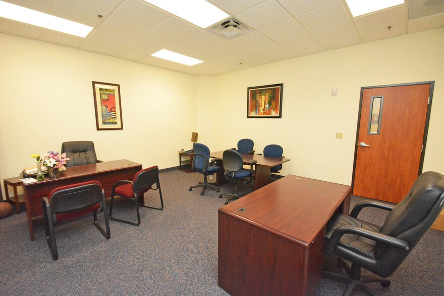 More Photos Of 8955 South Fwy, Houston Schools For Lease