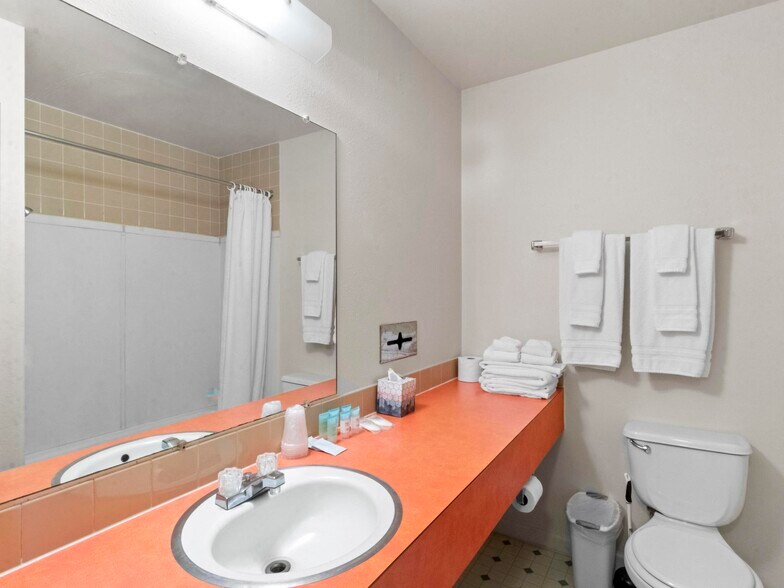 More Photos Of 1806 E Cedar Ave, Rawlins Hotel For Sale