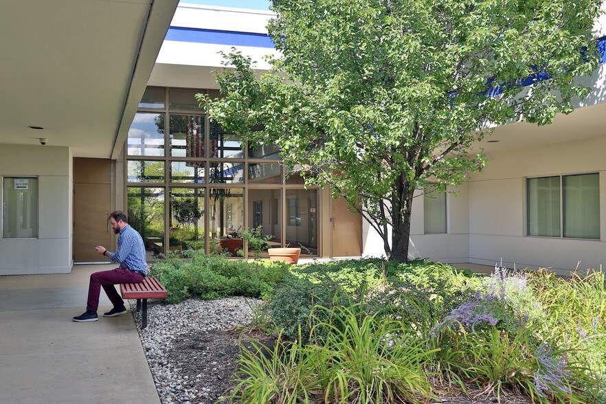 More Photos Of 1001 E Touhy Ave, Des Plaines Office For Lease