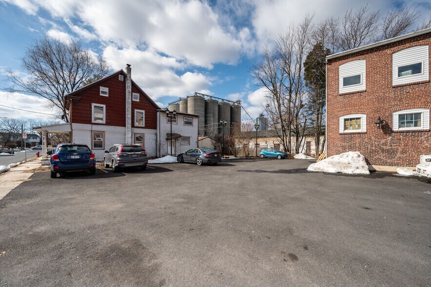 More Photos Of 102 S Richmond St, Fleetwood Warehouse For Sale