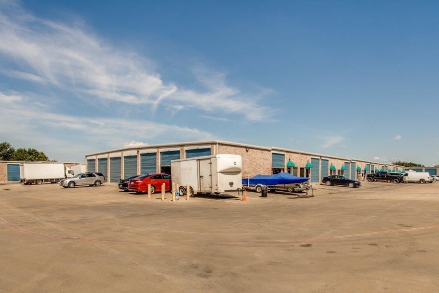 More Photos Of 800 Fulgham Rd, Plano Warehouse For Lease