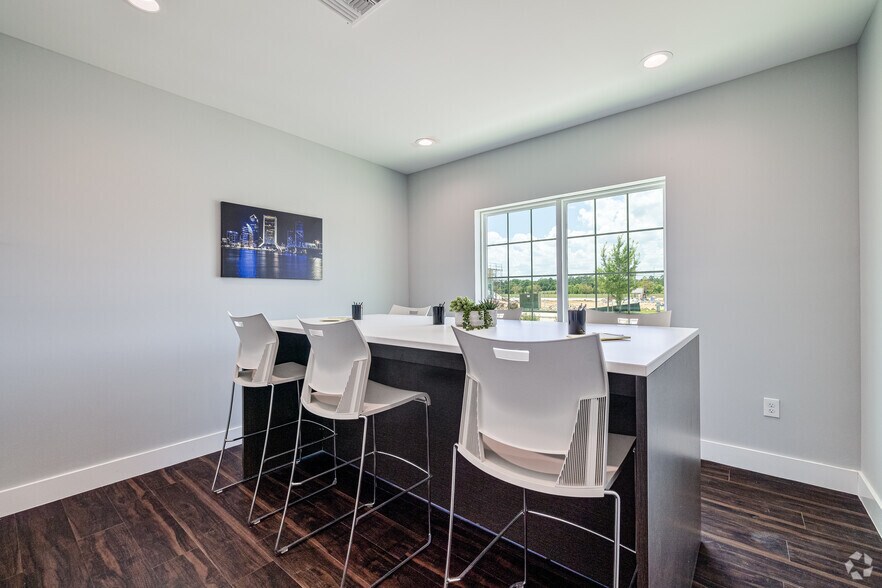 More Photos Of 1620 Corsair Ln, Middleburg Medical For Sale