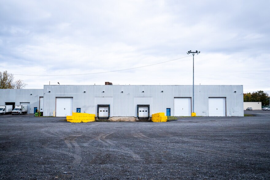 More Photos Of 2000 Boul Industriel, Chambly Warehouse For Lease