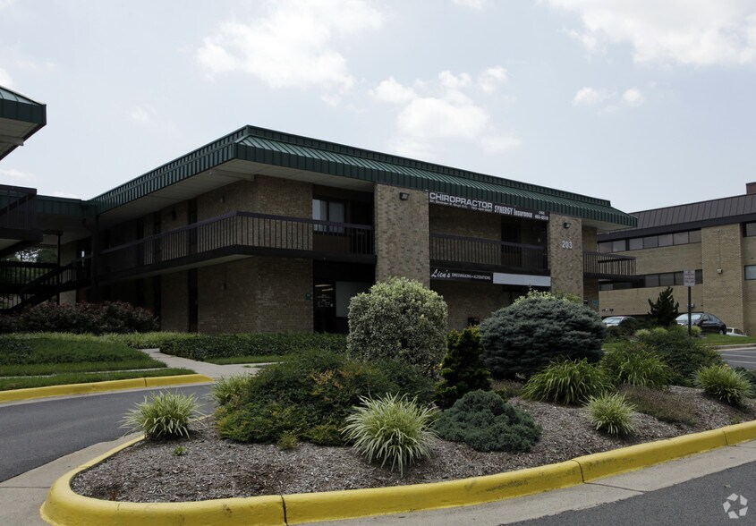 More Photos Of 201-203 Elden St, Herndon Unknown For Lease