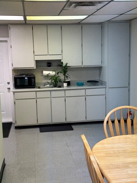 More Photos Of 120 Commerce Cir, Fayetteville Office For Lease