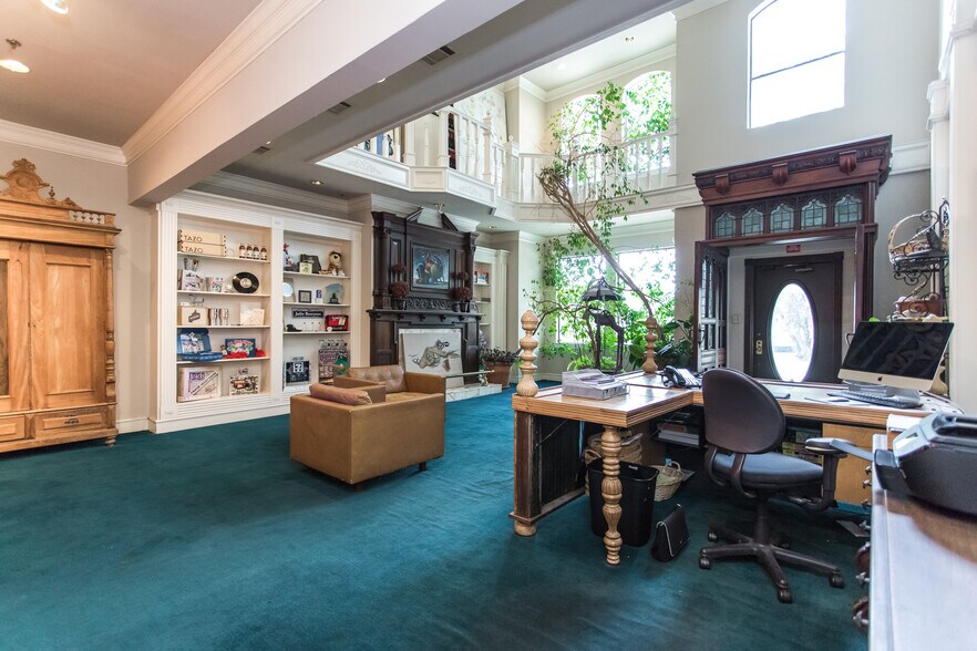 More Photos Of 4821 Broadway St, Addison Office For Sale