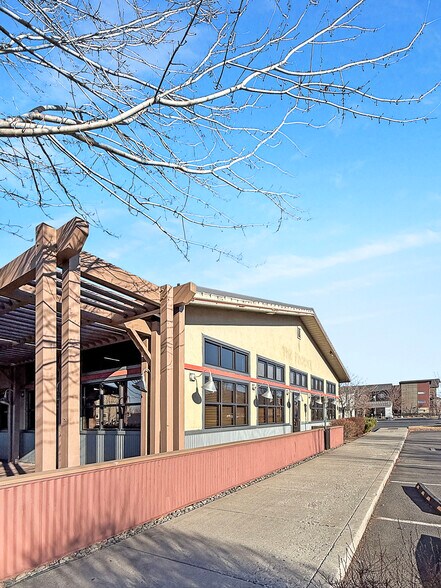 More Photos Of 594 NE Bellevue Ct, Bend Restaurant For Sale