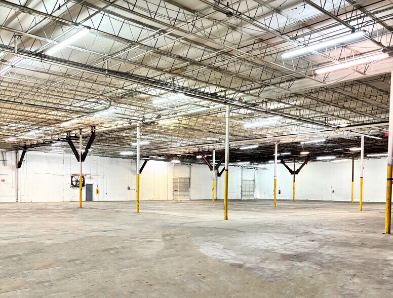 More Photos Of 5160 W Clifton St, Tampa Manufacturing For Lease